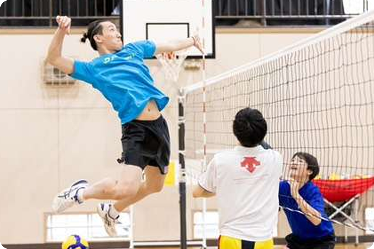画像：代表の原岡氏がスパイクを打つ瞬間の写真