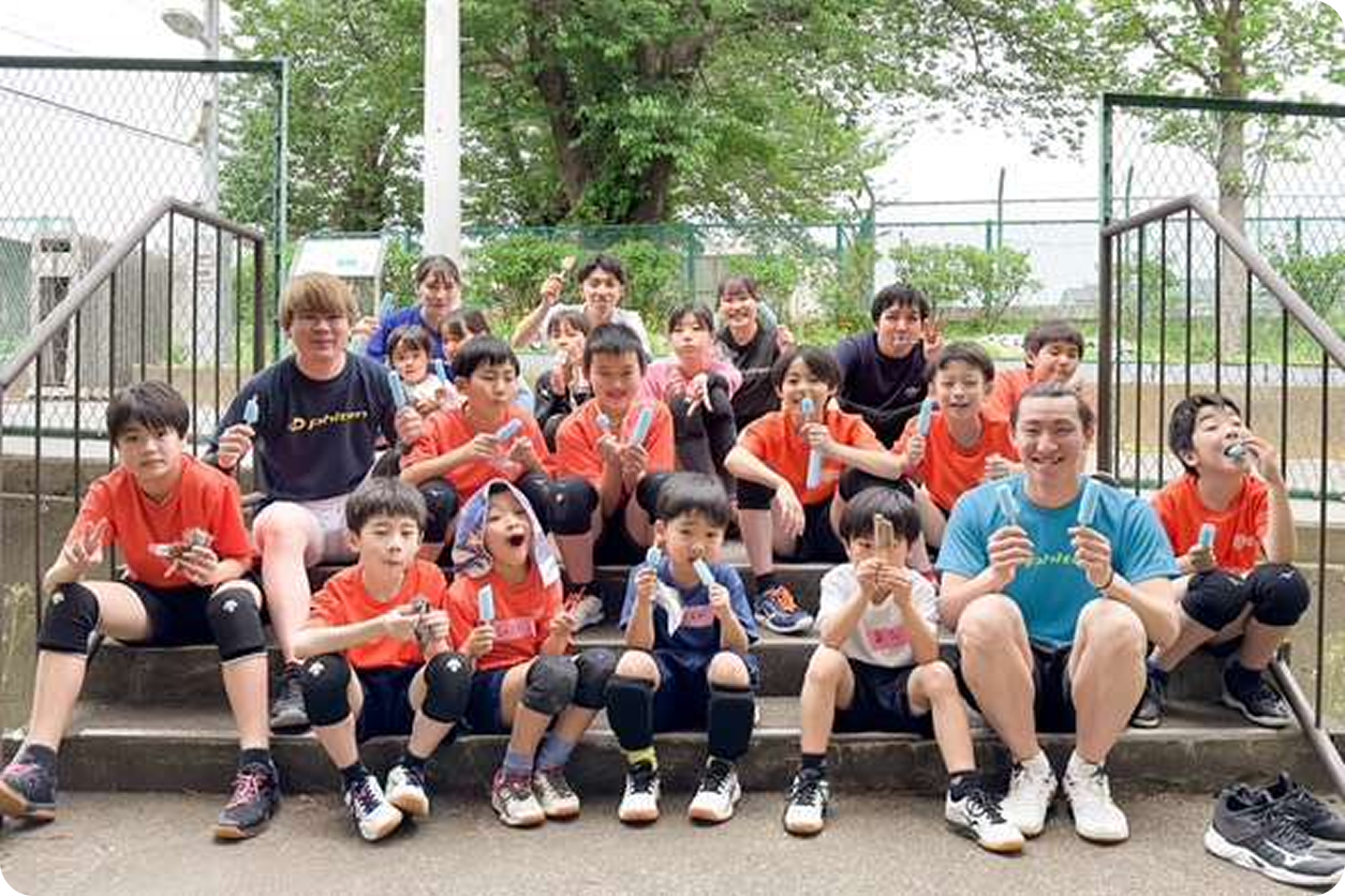 代表の原岡氏とチーム所属の子供達との集合写真